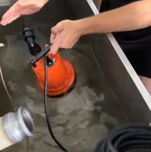 Ein Kunde aus Übersee besucht die TRUPOW-Fabrik in Ningbo, um eine neue Pumpe mit geringer Saugleistung zu testen